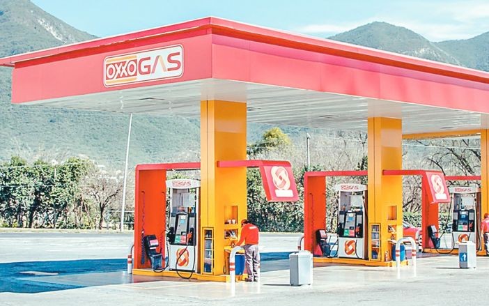 Planea Oxxo mil gasolineras